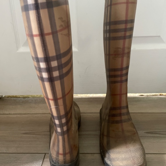 Burberry rain boots - Picture 2 of 3